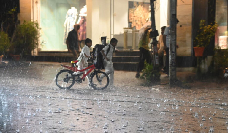 Sudden downpour lashes Hyderabad, traffic crawls on waterlogged roads